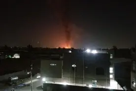 英国货轮红海遇袭受损致漏油污染图片