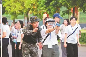 500余名港澳青少年体验军营生活图片