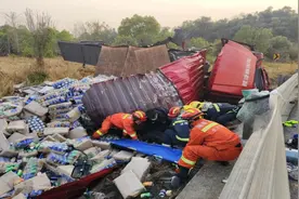 极速救援！7分钟救出侧翻货车被困司机图片