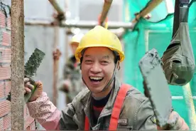 靠拍摄工地生活收获百万粉丝 四川网红农民工川哥：没有技巧 镜头内外都是生活｜封面头条图片