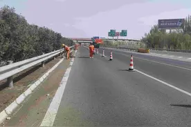宁夏高速公路“美容”进行时图片
