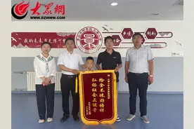 点赞！即墨区文景小学一学生捡到近万元现金主动报警 失主送锦旗感谢图片