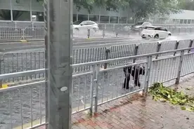 暴雨袭来，顺丰快递小哥冒雨“手动”排水保道路畅通图片