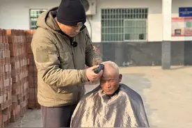 理发师大庆和他的1000多位爷爷奶奶图片