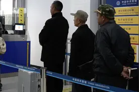 关累港获批国家级口岸后迎来首次客运通关图片