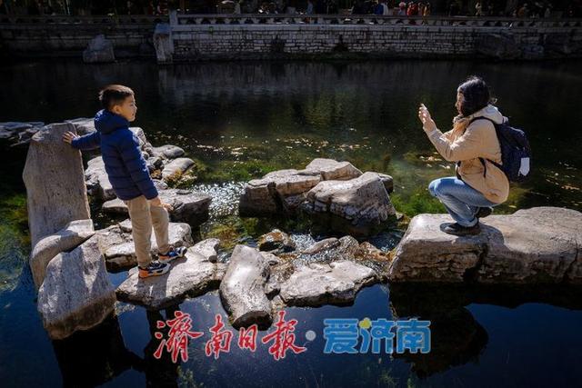 一年四季 泉在济南丨济南黑虎泉畔：秋日赏泉正当时，市民尽享泉水魅力