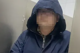 男子躲进女厕偷拍被抓包，发现人：他撒腿就跑，已报警图片