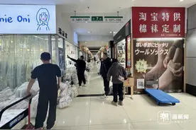 大唐袜都的“暖脚”经济：滑雪袜走俏，复古款是新宠，2025年春夏款已在路上图片