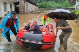 休宁县：防汛一线风雨同舟 老兵救援展担当图片