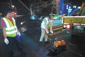 便民出行 海口市政工程维修部门及时修复一路面坑洞图片