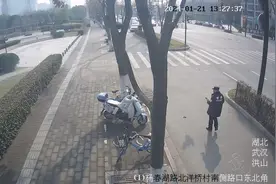 武汉七旬爹爹采购年货路上不慎丢失有7000元现金挎包 ，武汉洪山警方3小时帮找回图片