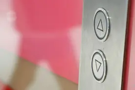 女子牵狗进电梯，遭邻居夫妻辱骂殴打扒衣？反转！警方通报图片