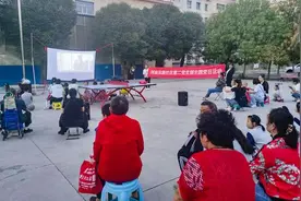 高新区（新市区）：家门口的露天电影唤起和谐邻里情图片
