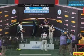 王一博获GT3AM组别冠军，开香槟与队友庆祝图片