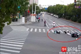 双双违法：醉驾摩托车撞上闯黄灯未戴头盔电动车图片