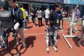 机器人竞赛升级！“加速进化”踢出任意球，“旋风小子”订单排到明年｜直击无锡具身智能运动会图片