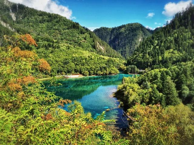 假期九寨沟秋正好：叶落递秋信，海子漾波藏欢