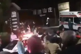 64岁男子驾无号牌电动车搭3名朋友坠入河沟 警方：车上4人死亡，事故原因正调查图片