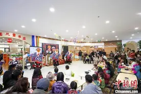 西藏拉萨：儿童藏装派对迎藏历新年 文化传承铸团结图片