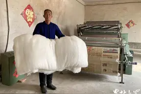 新春走基层|不掺不兑，诚信经营！弹棉花他一干就是38年图片
