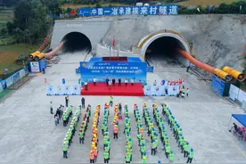 云南泸丘高速公路（红河段）“七比一创”劳动竞赛启动图片