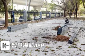 福州一小区物业砍树建充电棚，业主质疑……图片
