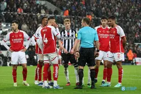 英超的裁判江湖：真瞎还是必须瞎，一只手让名哨尽成盲僧！图片