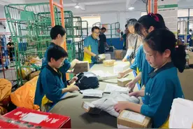 一个小时分拣包裹近4000件！松江萌娃变身“小小快递员”图片