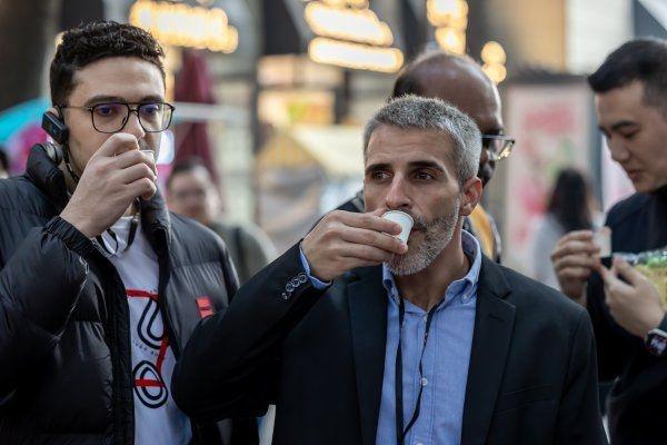 西班牙政党委员访汉发现：巴公房子在西班牙有同款