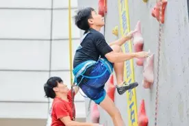 逾200名攀岩选手聚首广州 上演岩壁上的“速度与激情”图片