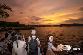 杭州秋分日，西湖“烧”出超级晚霞图片