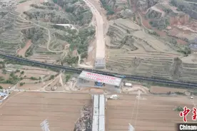 国道108线改建工程1.5万余吨桥上演“高空转体”图片