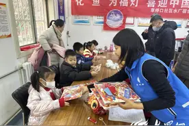 济宁任城区济阳街道草桥口水厂宿舍网格开展手工制作鱼灯活动图片