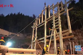 寻找小镇创业家⑪丨拥有50多万粉丝的“木屋大叔” 边造吊脚楼边开直播图片