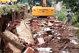 江苏新沂一服务区围墙凌晨倒塌，工作人员：此前曾加固，持续下雨所致图片