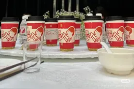 第一批结婚的00后，以奶茶代酒图片