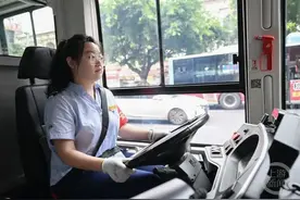 00后公交女司机火了！网友：偷开了老爸的车？本人幽默回应图片