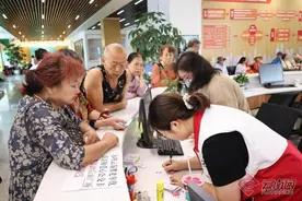 麒麟区：优化“一证一卡”办理机制 为避暑游客提供便捷服务图片