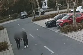 领完证，新郎“跑了”！新娘却说：嫁对人了图片