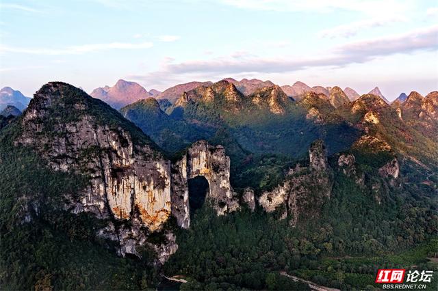 岁暖时刻丨桂林藏着座“大地之眼”！晨曦漫过石拱，看群峰在天然画框里苏醒
