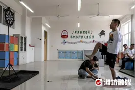 潍坊无臂青年丁二伟创下第三项吉尼斯世界纪录图片