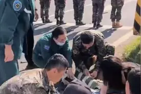 满满安全感！营区门前发生车祸子弟兵救援图片