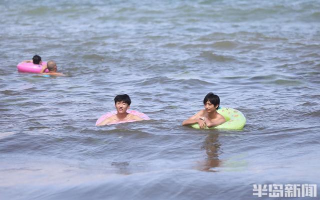 洗海澡避暑纳凉