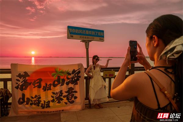 自然在岳阳留白处，题了一首叫晚霞的情诗