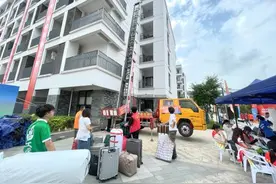 报到日，温州这所高校租来云梯帮新生搬了一万多件行李图片