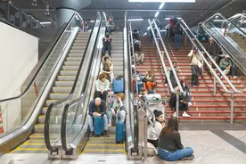 六千万人陷入黑暗，断电原因众说纷纭，西班牙因罕见大停电进入国家紧急状态图片