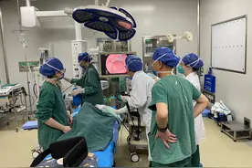 儿童误吞硬币进食困难  医生提醒：误吞异物要及时送医图片