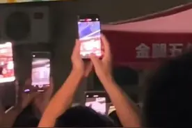 全红婵回村后家门口日夜被众人围集，当地回应“封村消息”：不实，只是商家需提前收档图片