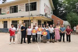 支教民警和女孩“横副”的故事图片