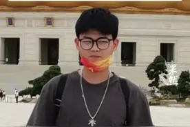 梅大高速救人的“白衣黑裤”小伙找到了，是00后，今年23岁。图片